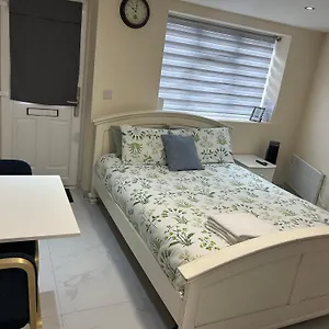  Apartment Cozy Near Train Station United Kingdom